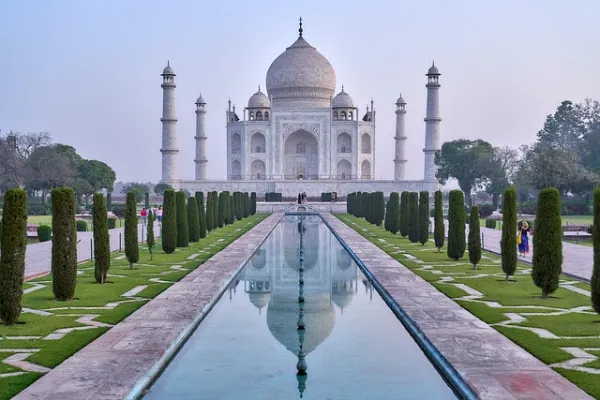 Interesting Facts About Taj Mahal: From White to Gold