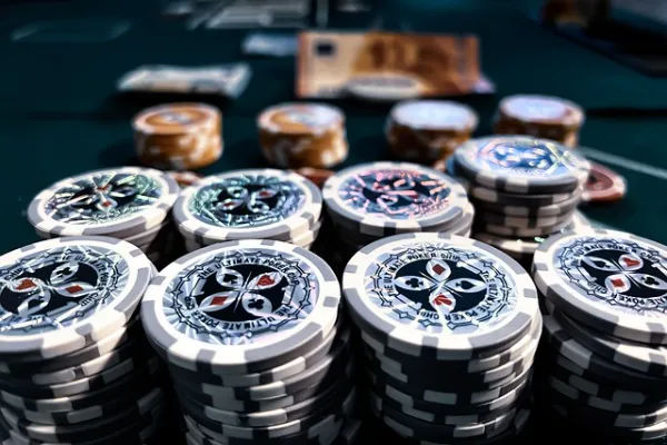 High-stakes Entertainment Exploring the Allure of Poker Chips Set